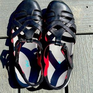 Yuu closed toe blk leather sandal euc 7.5